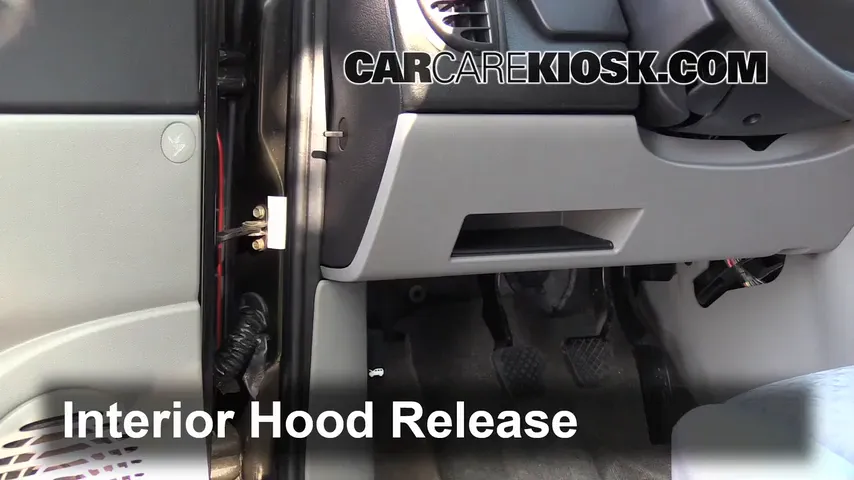 2005 Saturn Vue 2.2L 4 Cyl. Hood